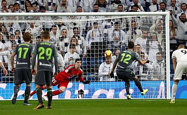 Willian José marco de penalti a los tres minutos de partido. 