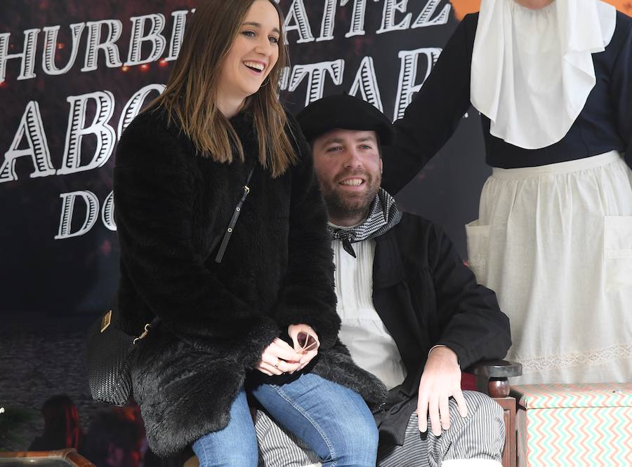 Papa Noel, Olentzero y Mari Dominguí recibieron ayer en la plaza Okendo de San Sebastián a los niños que se acercaban con sus cartas de peticiones.