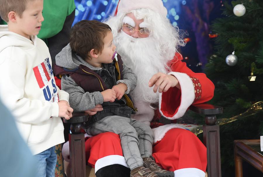 Papa Noel, Olentzero y Mari Dominguí recibieron ayer en la plaza Okendo de San Sebastián a los niños que se acercaban con sus cartas de peticiones.
