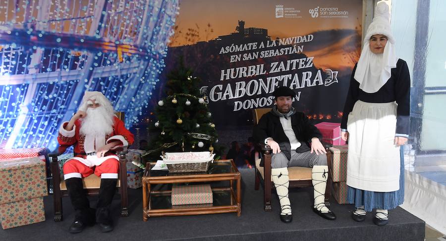 Papa Noel, Olentzero y Mari Dominguí recibieron ayer en la plaza Okendo de San Sebastián a los niños que se acercaban con sus cartas de peticiones.