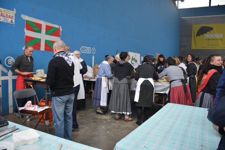 Distintas localidades de Gipuzkoa celebran, antes que Donostia, la festividad de Santo Tomás. Así, los vecinos de Lezo, Errenteria y Legazpi aprovechan el fin de semana para comer los tradicionales pintxos de txistorra. 