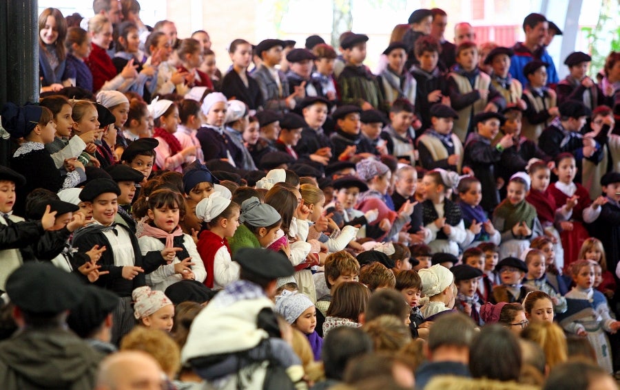 Distintas localidades de Gipuzkoa celebran, antes que Donostia, la festividad de Santo Tomás. Así, los vecinos de Lezo, Errenteria y Legazpi aprovechan el fin de semana para comer los tradicionales pintxos de txistorra. 