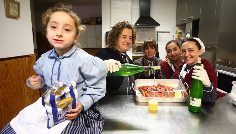 Distintas localidades de Gipuzkoa celebran, antes que Donostia, la festividad de Santo Tomás. Así, los vecinos de Lezo, Errenteria y Legazpi aprovechan el fin de semana para comer los tradicionales pintxos de txistorra. 