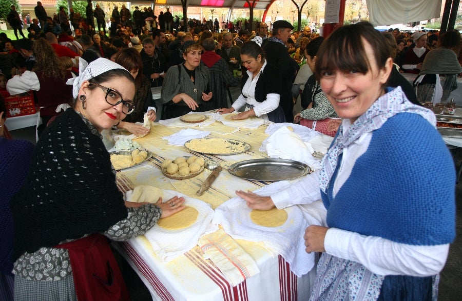 Distintas localidades de Gipuzkoa celebran, antes que Donostia, la festividad de Santo Tomás. Así, los vecinos de Lezo, Errenteria y Legazpi aprovechan el fin de semana para comer los tradicionales pintxos de txistorra. 