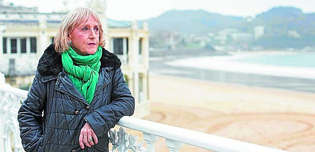 Mila Beldarrain en La Concha, uno de los muchos lugares donostiarras que se citan en la novela.