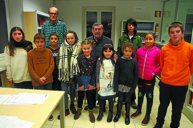 Foto grupal de los ganadores, junto al alcalde. 