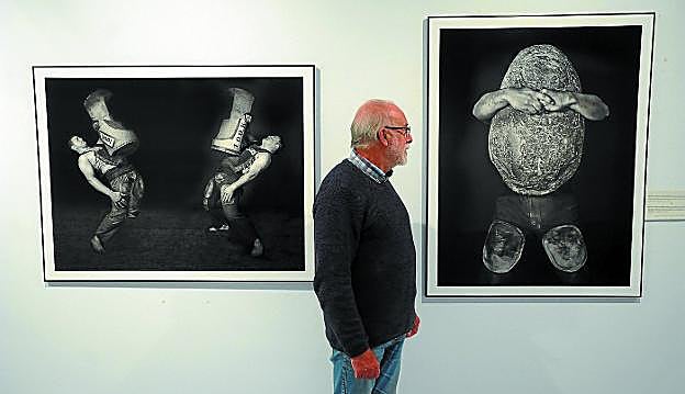 Exposición. Un fondo neutro sirvió al fotógrafo para aislar la imagen de los levantadores y sus piedras. 