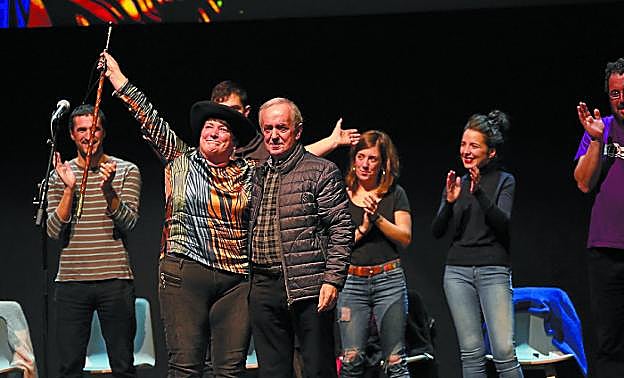 Onintza Enbeita eta, aldamenean, osaba Jon, txapela jantzi ziona atzo. 