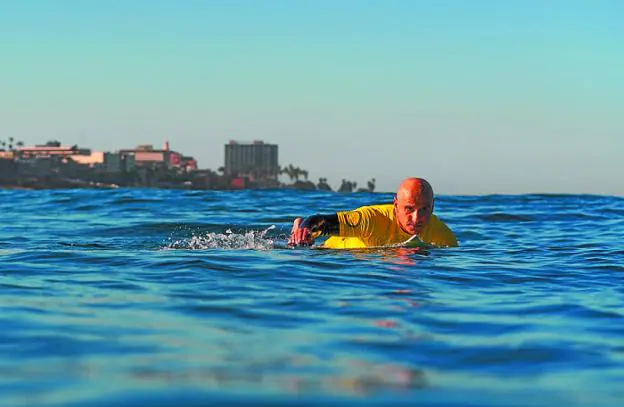 Aitor Francesena rema en busca de una ola en la playa de La Jolla, en San Diego (California). 