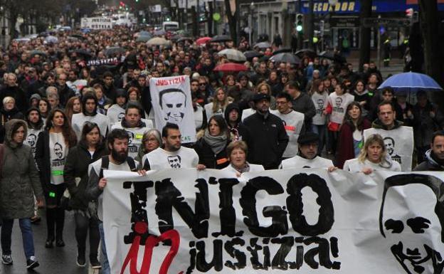 Miles de personas han participado en la manifestación que ha recorrido el centro de Bilbao. 