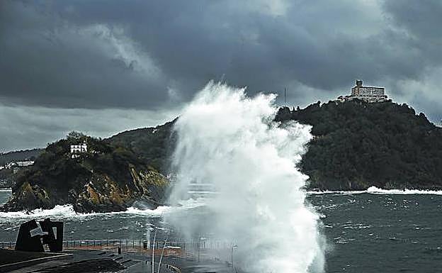 Gipuzkoa vuelve a estar en aviso amarillo por fuerte oleaje