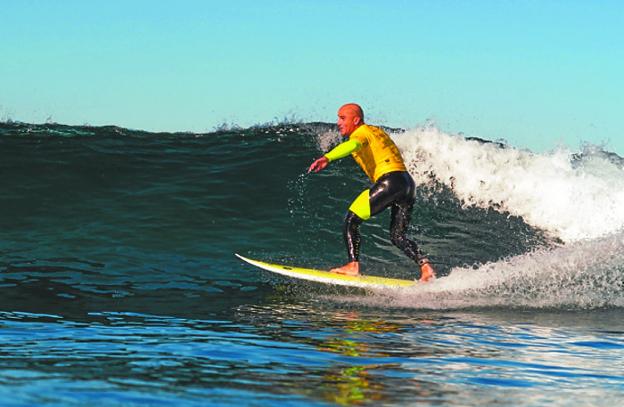 Francesena se dispone a coger la pared de la ola en San Diego (California). 