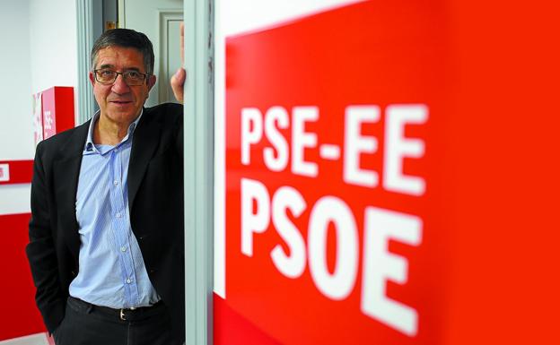 El diputado socialista Patxi López posa en la sede central del PSE-EE, en Bilbao, minutos antes de la entrevista.