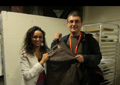 Imagen secundaria 1 - Najat posa con varios de los grandes de la cocina vasca como Juan Mari Arzak, Martín Berasategui o Andoni Luis Aduriz. A la derecha, portada de un suplemento donde aparece la última plantilla que trabajó en el mítico restaurante El Bulli. 