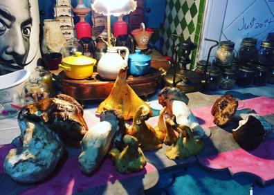 Imagen secundaria 1 - La originalidad marca la cocina de Najat, que aparece junto al expresidente del Gobierno José Luis Rodríguez Zapatero. 