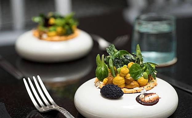 Imagen principal - La originalidad marca la cocina de Najat, que aparece junto al expresidente del Gobierno José Luis Rodríguez Zapatero. 