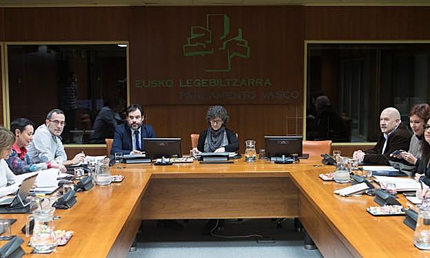 La reunión de este lunes de la ponencia sobre Memoria y Convivencia del Parlamento Vasco