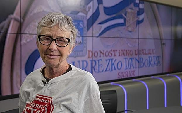 Rosa García, en el plató de Teledonosti tras ser elegida Tambor de Oro. 
