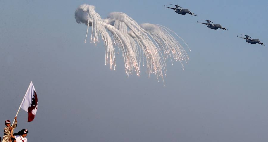 Qatar celebra su día nacional el 18 de diciembre con espectaculares desfiles de aviones y militareres. 