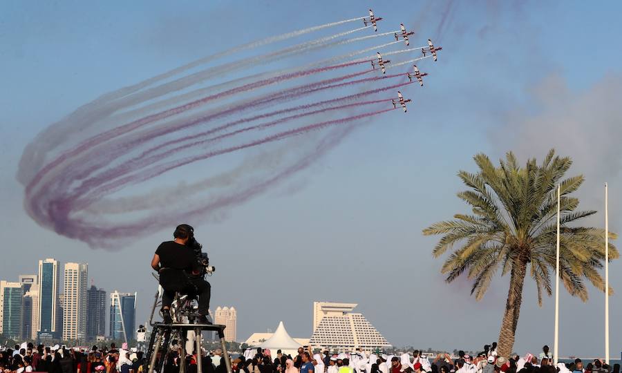 Qatar celebra su día nacional el 18 de diciembre con espectaculares desfiles de aviones y militareres. 