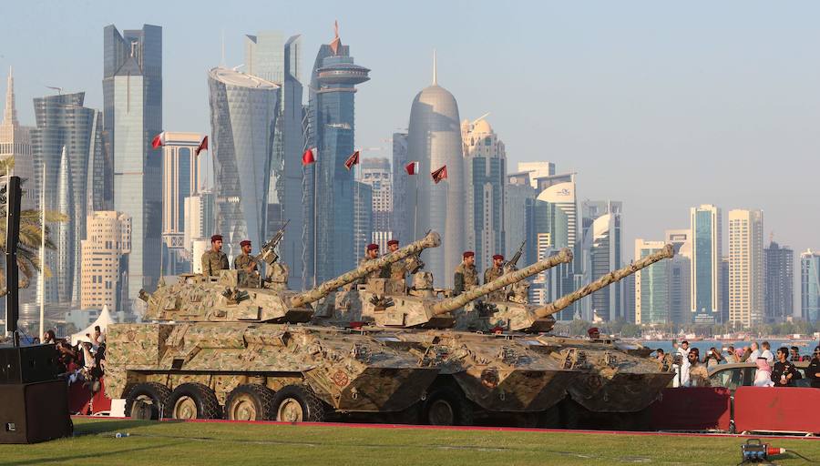 Qatar celebra su día nacional el 18 de diciembre con espectaculares desfiles de aviones y militareres. 