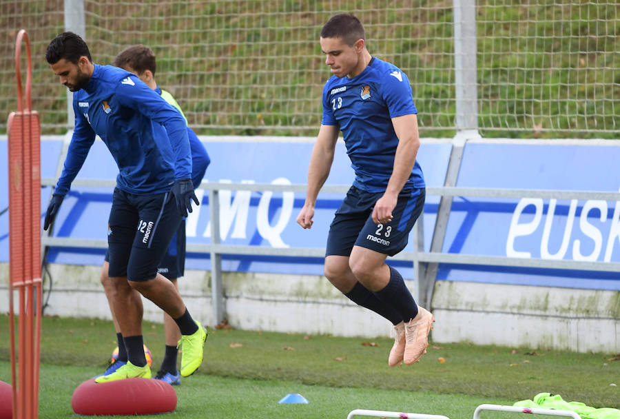 La Rea Sociedad se ha ejercitado en Zubieta con la mejor de las noticias. Luca Sangalli se ejercita con sus compañeros por primera vez desde que el 31 se octubre sufriera un ictus. Además de con la novedad del donostiarra, Garitano cuenta en el entrenamiento con los canteranos Le Normand, Barrenetxea, Lapeña, Muñoz, Pecharroman y Sola.