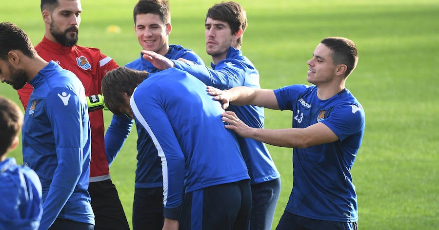 La Rea Sociedad se ha ejercitado en Zubieta con la mejor de las noticias. Luca Sangalli se ejercita con sus compañeros por primera vez desde que el 31 se octubre sufriera un ictus. Además de con la novedad del donostiarra, Garitano cuenta en el entrenamiento con los canteranos Le Normand, Barrenetxea, Lapeña, Muñoz, Pecharroman y Sola.