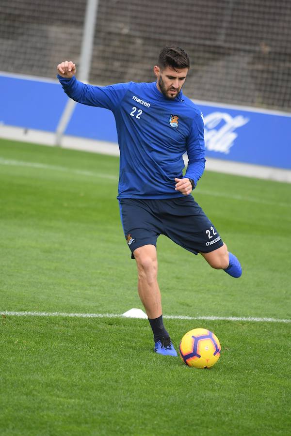 La Rea Sociedad se ha ejercitado en Zubieta con la mejor de las noticias. Luca Sangalli se ejercita con sus compañeros por primera vez desde que el 31 se octubre sufriera un ictus. Además de con la novedad del donostiarra, Garitano cuenta en el entrenamiento con los canteranos Le Normand, Barrenetxea, Lapeña, Muñoz, Pecharroman y Sola.