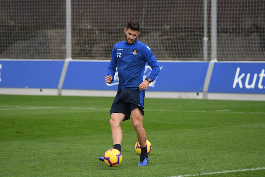 La Rea Sociedad se ha ejercitado en Zubieta con la mejor de las noticias. Luca Sangalli se ejercita con sus compañeros por primera vez desde que el 31 se octubre sufriera un ictus. Además de con la novedad del donostiarra, Garitano cuenta en el entrenamiento con los canteranos Le Normand, Barrenetxea, Lapeña, Muñoz, Pecharroman y Sola.