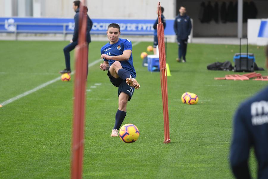 La Rea Sociedad se ha ejercitado en Zubieta con la mejor de las noticias. Luca Sangalli se ejercita con sus compañeros por primera vez desde que el 31 se octubre sufriera un ictus. Además de con la novedad del donostiarra, Garitano cuenta en el entrenamiento con los canteranos Le Normand, Barrenetxea, Lapeña, Muñoz, Pecharroman y Sola.