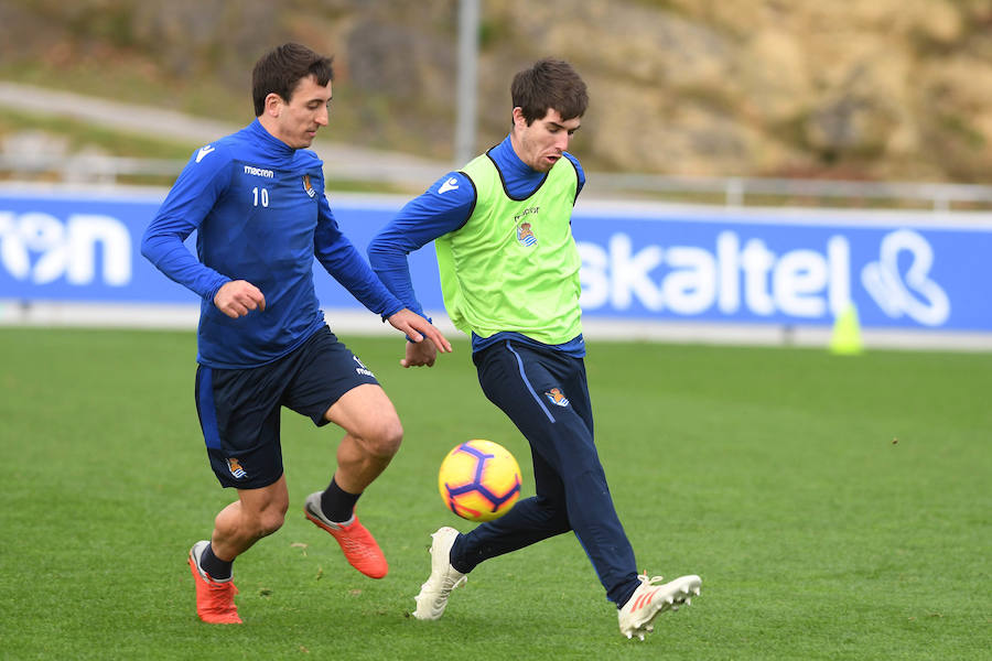 La Rea Sociedad se ha ejercitado en Zubieta con la mejor de las noticias. Luca Sangalli se ejercita con sus compañeros por primera vez desde que el 31 se octubre sufriera un ictus. Además de con la novedad del donostiarra, Garitano cuenta en el entrenamiento con los canteranos Le Normand, Barrenetxea, Lapeña, Muñoz, Pecharroman y Sola.