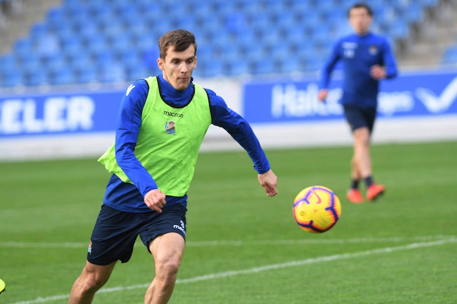 La Rea Sociedad se ha ejercitado en Zubieta con la mejor de las noticias. Luca Sangalli se ejercita con sus compañeros por primera vez desde que el 31 se octubre sufriera un ictus. Además de con la novedad del donostiarra, Garitano cuenta en el entrenamiento con los canteranos Le Normand, Barrenetxea, Lapeña, Muñoz, Pecharroman y Sola.