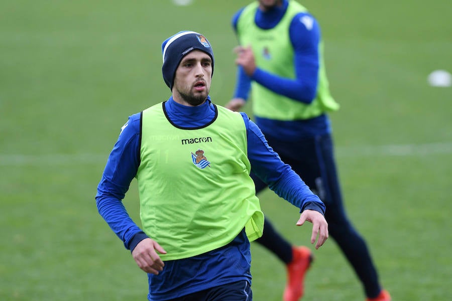 La Rea Sociedad se ha ejercitado en Zubieta con la mejor de las noticias. Luca Sangalli se ejercita con sus compañeros por primera vez desde que el 31 se octubre sufriera un ictus. Además de con la novedad del donostiarra, Garitano cuenta en el entrenamiento con los canteranos Le Normand, Barrenetxea, Lapeña, Muñoz, Pecharroman y Sola.