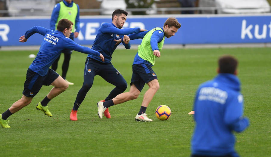 La Rea Sociedad se ha ejercitado en Zubieta con la mejor de las noticias. Luca Sangalli se ejercita con sus compañeros por primera vez desde que el 31 se octubre sufriera un ictus. Además de con la novedad del donostiarra, Garitano cuenta en el entrenamiento con los canteranos Le Normand, Barrenetxea, Lapeña, Muñoz, Pecharroman y Sola.