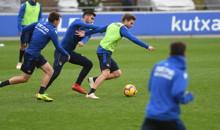 La Rea Sociedad se ha ejercitado en Zubieta con la mejor de las noticias. Luca Sangalli se ejercita con sus compañeros por primera vez desde que el 31 se octubre sufriera un ictus. Además de con la novedad del donostiarra, Garitano cuenta en el entrenamiento con los canteranos Le Normand, Barrenetxea, Lapeña, Muñoz, Pecharroman y Sola.
