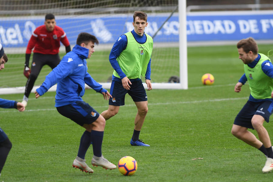 La Rea Sociedad se ha ejercitado en Zubieta con la mejor de las noticias. Luca Sangalli se ejercita con sus compañeros por primera vez desde que el 31 se octubre sufriera un ictus. Además de con la novedad del donostiarra, Garitano cuenta en el entrenamiento con los canteranos Le Normand, Barrenetxea, Lapeña, Muñoz, Pecharroman y Sola.