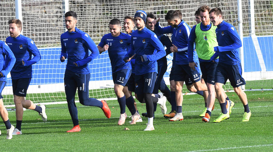 La Rea Sociedad se ha ejercitado en Zubieta con la mejor de las noticias. Luca Sangalli se ejercita con sus compañeros por primera vez desde que el 31 se octubre sufriera un ictus. Además de con la novedad del donostiarra, Garitano cuenta en el entrenamiento con los canteranos Le Normand, Barrenetxea, Lapeña, Muñoz, Pecharroman y Sola.