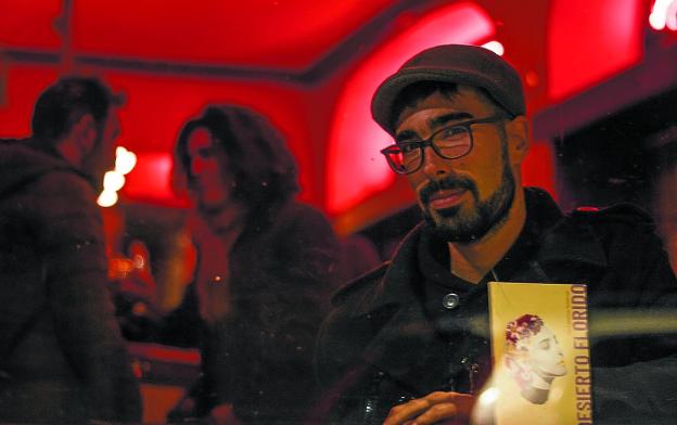Escritor. Jon Cadierno con un ejemplar de 'Desierto florido' entre sus manos .