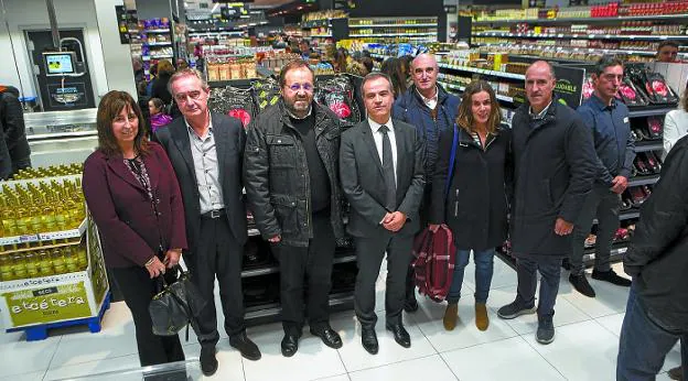 El alcalde Txomin Sagarzazu y el director general de Grupo Uvesco, José Ramón Fernández de Barrena, entre otros, asisitieron a la inauguración del supermercado BM de Muliate. 