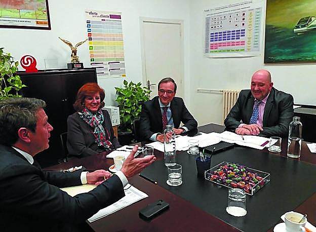 Santano en la reunión que mantuvo con los responsables de Renfe.