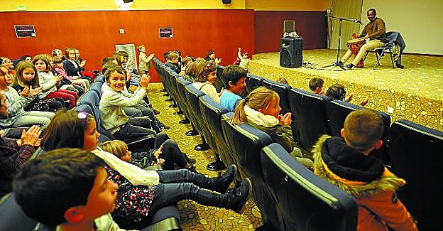 Ritmo. Los más pequeños de la Escuela de Música acompañaron el ritmo del djembe con sus manos. 