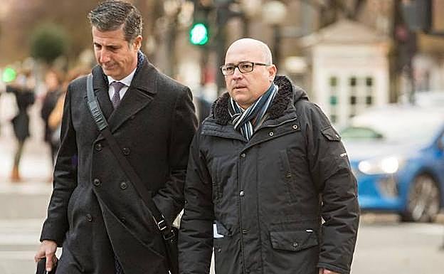 El principal acusado, Alfredo de Miguel (a la derecha), acompañado por su abogado, Gonzalo Susaeta, a su llegada al palacio de Justicia de Vitoria. 