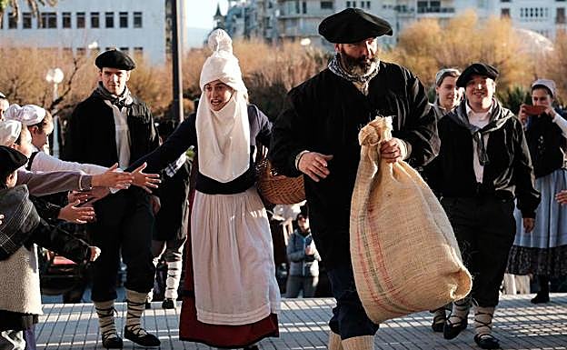 Mari Domingui y Olentzero, el año pasado a su llegada al Ayuntamiento de San Sebastián.