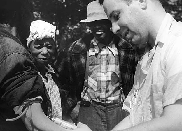 Un doctor saca sangre durante las pruebas a uno de los pacientes de Tuskegee. 