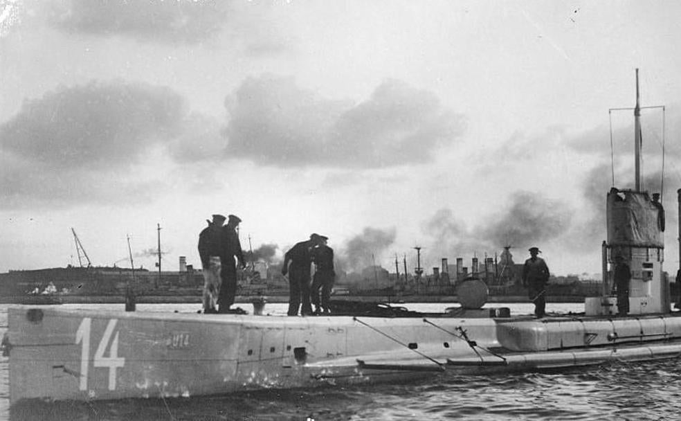 El submarino alemán U-14 con parte de su tripulación en cubierta, en 1914.