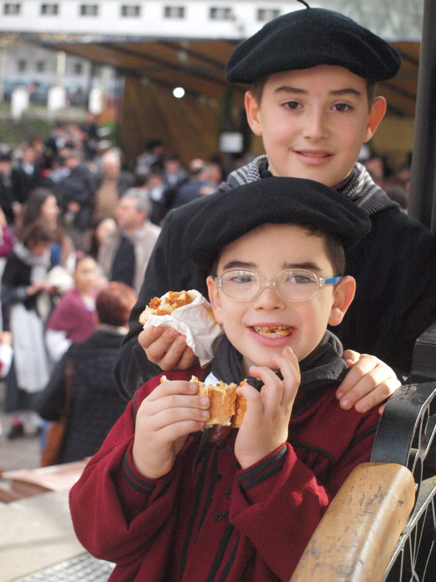 Fotos: Talos, txistorra y sidra se adueñan de Azpeitia