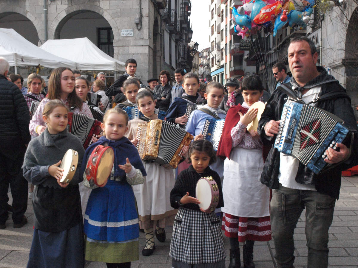 Fotos: Talos, txistorra y sidra se adueñan de Azpeitia