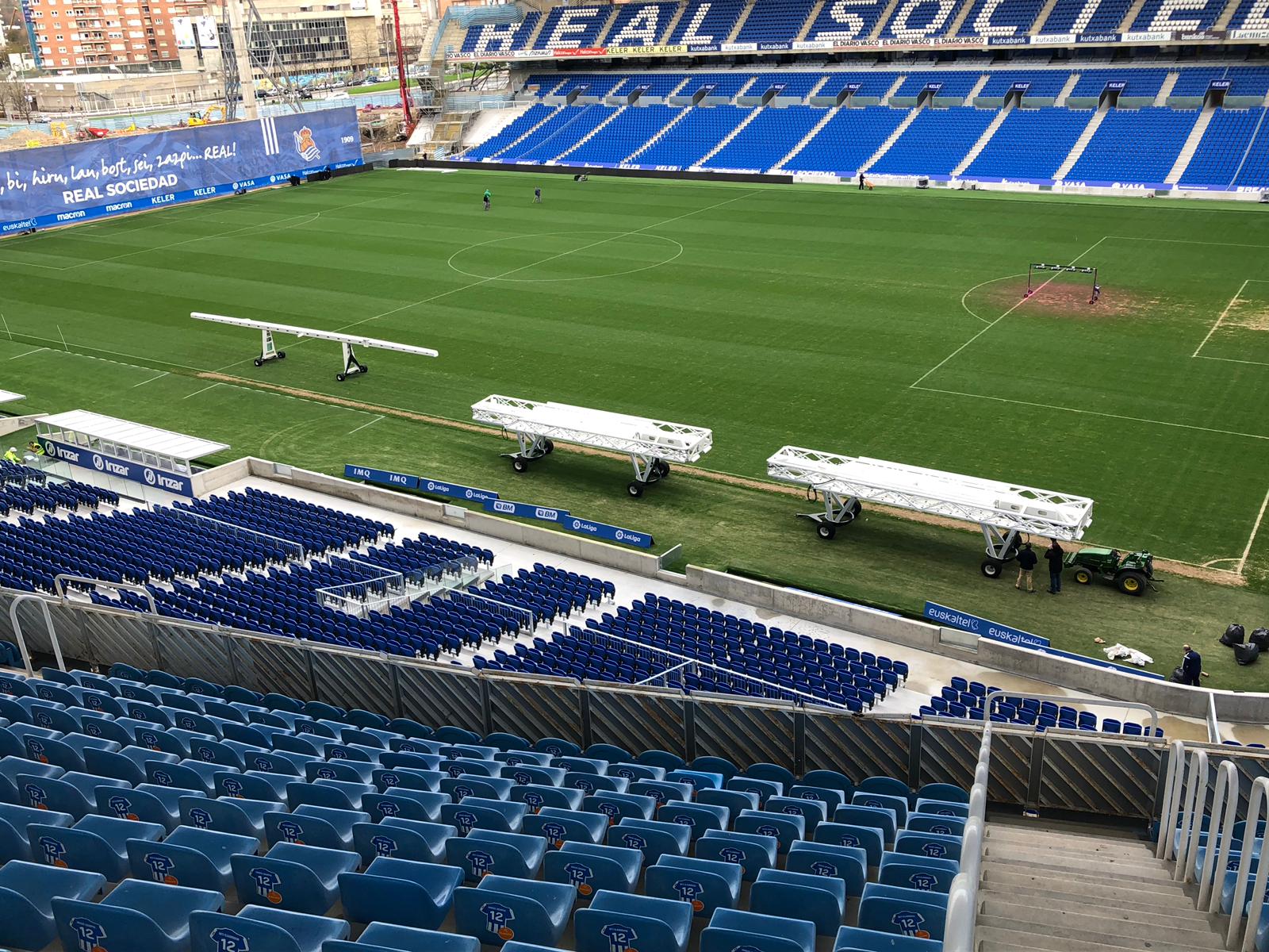 La Real Sociedad está probando calefactores para que el césped de Anoeta esté en las mejores condiciones. La nueva estructura del estadio dificulta que los rayos del sol alcancen a todo el terreno de juego y las lámparas LED permiten acelerar la fotosínteis y favorecer el crecimiento de la hierba.