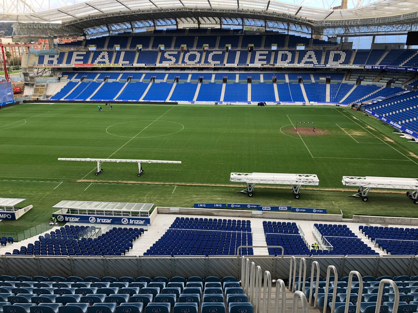 La Real Sociedad está probando calefactores para que el césped de Anoeta esté en las mejores condiciones. La nueva estructura del estadio dificulta que los rayos del sol alcancen a todo el terreno de juego y las lámparas LED permiten acelerar la fotosínteis y favorecer el crecimiento de la hierba.