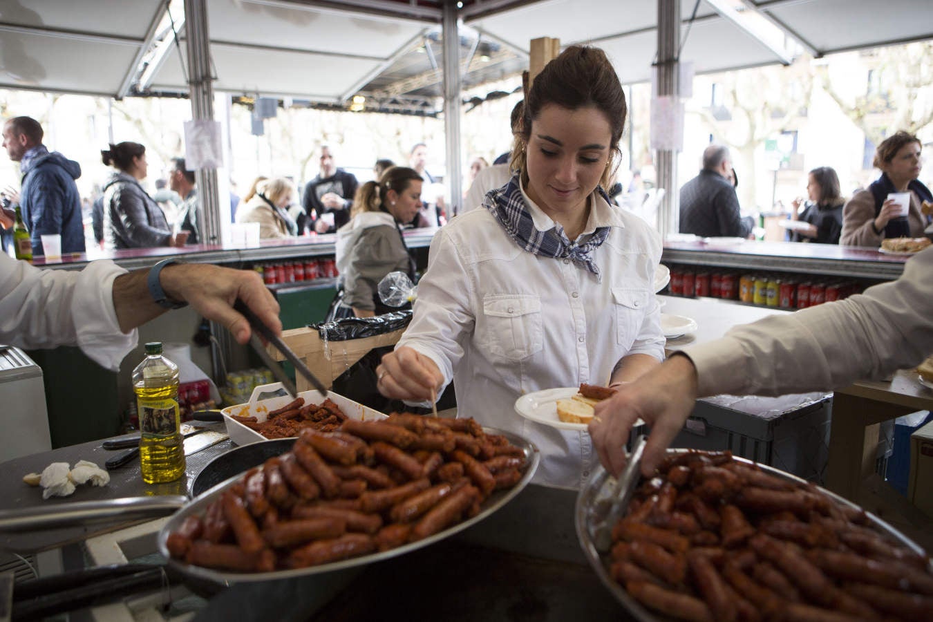 En la Plaza de Urdanibia se ha celebrado la tradicional feria de Santo Tomás con el concurso de Verduras, Animales y Miel y con la actuación de grupos de Dantza y Trikitixas.